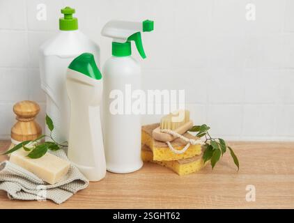 Prodotti per la pulizia eco-compatibili disposti su una superficie in legno, che incarnano pratiche di pulizia sostenibili Foto Stock
