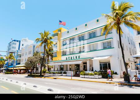 Edifici storici art deco e Avalon Hotel a Ocean Drive, Miami Beach, Florida, Stati Uniti Foto Stock