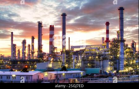 Zona industriale del petrolio e del gas, primo piano di oleodotti industriali di un impianto di raffineria di petrolio. Dettaglio della tubazione con valvole nella grande raffineria di petrolio. Foto Stock