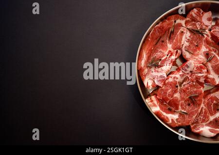 Carne tagliata di fresco preparata in casseruola Foto Stock