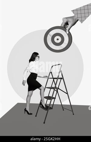 Immagine collage verticale di successo determinato mini business ladder scala arrampicata braccio grande tenere freccette bordo bersaglio isolato su sfondo creativo Foto Stock
