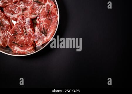 Carne tagliata di fresco preparata in casseruola Foto Stock