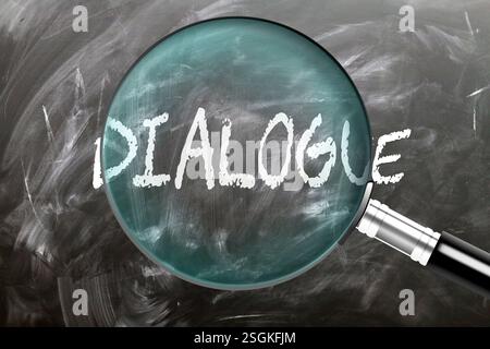 Dialogo - impararlo, studiarlo e ispezionarlo. Un'occhiata più approfondita al dialogo. Una lente d'ingrandimento che ingrandisce la parola "dialogo" scritta su una lavagna Foto Stock