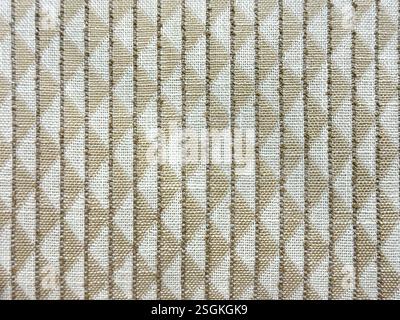 Primo piano tessuto con motivo geometrico a diamante con strisce nere verticali, nei colori marrone e bianco beige. Texture di sfondo senza cuciture. Foto Stock