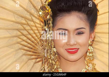 Donna thailandese sorridente, Festa dei Fiori, Chiang mai, Thailandia, Asia Foto Stock