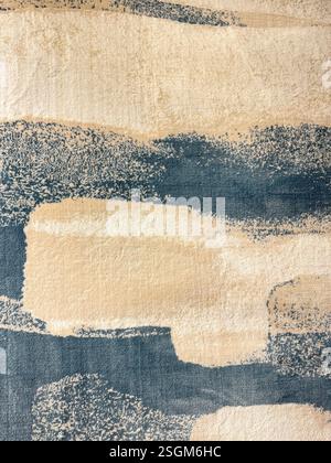 Tappeto tappeto con motivo a grani di sabbia color blu spazzolato e giallo beige. Onde contemporanee casuali e moderne senza cuciture e concetto di sabbia Foto Stock
