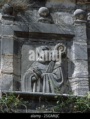 Rilievo in pietra di Bernardo di Chiaravalle, Monastero di Monsalud, Corcoles, Castiglia-la Mancha, Spagna, Bernardo di Chiaravalle (Fontaine-les-Dijon, 1090 – Clairvaux Abbey, 1153), è stato un abate francese e un importante leader nella riforma del monachesimo benedettino 2001. Foto Stock