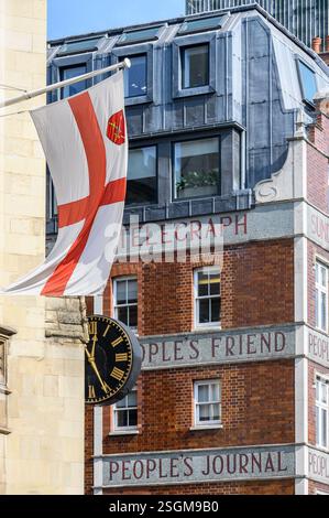Londra, Regno Unito. Ex uffici della DC Thompson (editore con sede a Dundee) a Fleet Steet - St George's Flag volando sulla chiesa di St Dunstand nel West n Foto Stock
