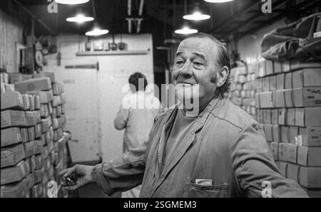 Smithfield Meat Market, City of London, gennaio 1980. Commercianti all’ingrosso di carne e pollame al lavoro nel mercato della carne di Smithfield, la mattina presto. Foto Stock