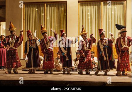 Spettacolo di danza tradizionale, Leh, Ladakh, India, 2023. Foto Stock