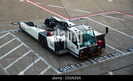Rimorchiatore del produttore tedesco "Goldhofer AG" sul parcheggio dell'aeroporto di Düsseldorf Foto Stock