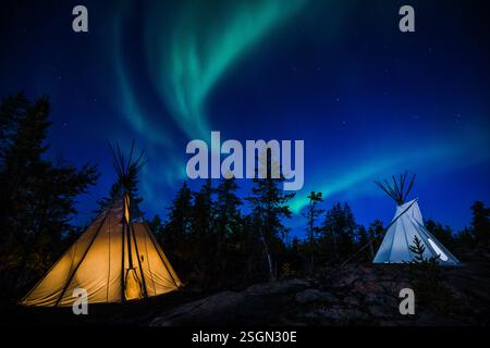 I teepee sotto aurora apparvero nel cielo notturno di Yellowknife nei territori del Nord-Ovest del Canada Foto Stock