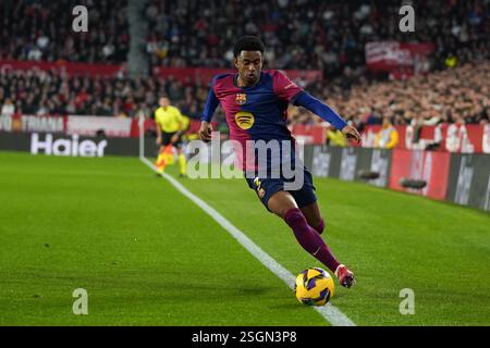 Alejandro Balde (FC Barcelona) durante la partita di LaLiga tra Sevilla FC e FC Barcelona, a Sanchez Pizjuan il 9 febbraio 2025 a Siviglia, Spagna Foto Stock