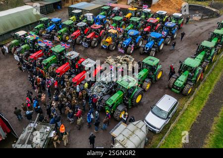 Londra, Regno Unito. 10 febbraio 2025. Nigel Farage, leader del Reform UK, partecipa a una protesta degli agricoltori mentre si fermano con i loro trattori, durante il loro viaggio in Parlamento, presso la Belmont Farm nel nord di Londra. Gli agricoltori continuano a protestare contro la decisione di Rachel Reeves di imporre l'imposta sull'eredità (IHT) su tutte le aziende agricole, per un valore di oltre 1 milione di sterline, che ritengono "abbia messo gli agricoltori britannici in una posizione pericolosa”. Crediti: Guy Bell/Alamy Live News Foto Stock