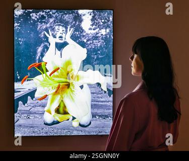 Londra, Regno Unito. 10 febbraio 2025. Lo staff di Hayward posa con "The Goddess Who Lives in the Mind" di Linder (2020). La Hayward Gallery presenta due mostre personali che celebrano le pionieristiche donne artiste che ridefiniscono l'immagine femminile. Le mostre "Linder: Danger Came Smiling" e "Mickalene Thomas: All About Love" si terranno fino al 5 maggio 2025. Crediti: Imageplotter/Alamy Live News Foto Stock