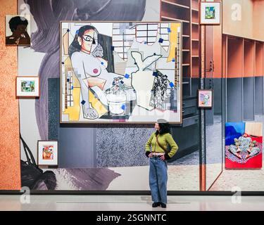 Londra, Regno Unito. 10 febbraio 2025. Lo staff di Hayward posa con una selezione di Mickalene Thomas 'February 1976' (2021), e altre opere. La Hayward Gallery presenta due mostre personali che celebrano le pionieristiche donne artiste che ridefiniscono l'immagine femminile. Le mostre "Linder: Danger Came Smiling" e "Mickalene Thomas: All About Love" si terranno fino al 5 maggio 2025. Crediti: Imageplotter/Alamy Live News Foto Stock