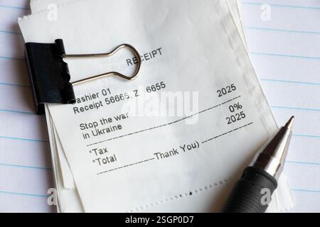 Una ricevuta da un negozio con il testo Stop the War in Ucraina e invece dell'importo dell'anno 2025 è scritto, una ricevuta da un supermercato sulla t Foto Stock