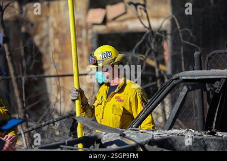 EATON, LOS ANGELES COUNTY, CALIFORNIA, Stati Uniti - 15 gennaio 2025 - i vigili del fuoco affrontano le fiamme nella zona di Eaton della contea di Los Angeles, California, Stati Uniti. TH Foto Stock