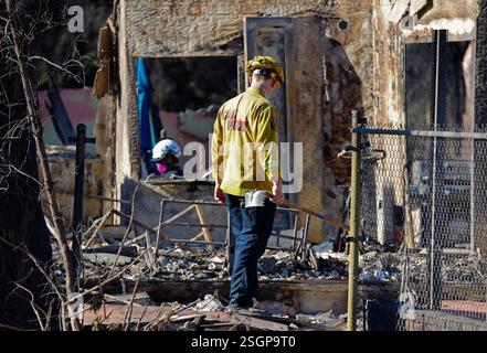 EATON, LOS ANGELES COUNTY, CALIFORNIA, Stati Uniti - 15 gennaio 2025 - i vigili del fuoco affrontano le fiamme nella zona di Eaton della contea di Los Angeles, California, Stati Uniti. TH Foto Stock