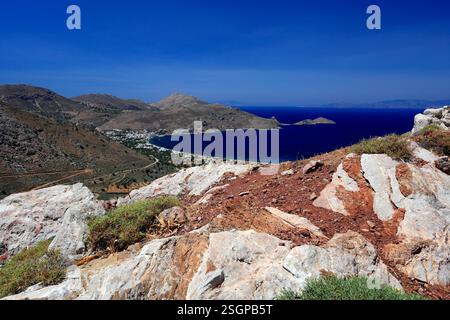 Vista Elivata della baia di Livadia dal sentiero vicino a Vournos, all'isola di Tilos, alle isole del Dodecaneso, in Grecia. Foto Stock
