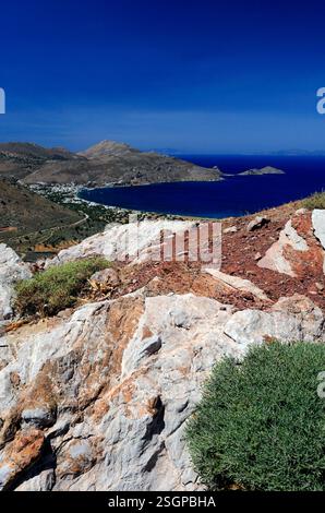 Vista Elivata della baia di Livadia dal sentiero vicino a Vournos, all'isola di Tilos, alle isole del Dodecaneso, in Grecia. Foto Stock