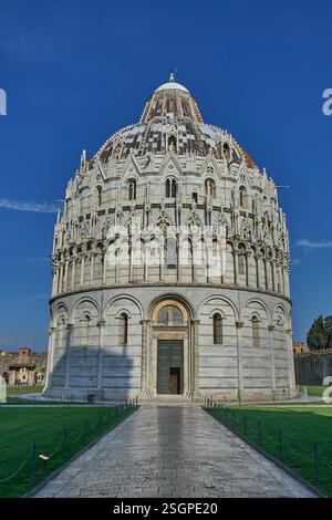 Foto dell'esterno del Battistero medievale della cattedrale di Pisa dedicato a San Giovanni Battista, Pisa Italia. Il Battistero, dedicato a Foto Stock