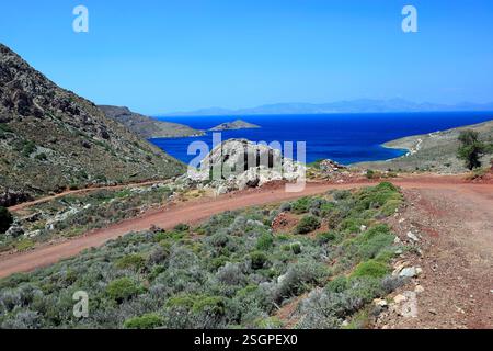 Vista Elivata della baia di Livadia dal sentiero vicino a Vournos, all'isola di Tilos, alle isole del Dodecaneso, in Grecia. Foto Stock