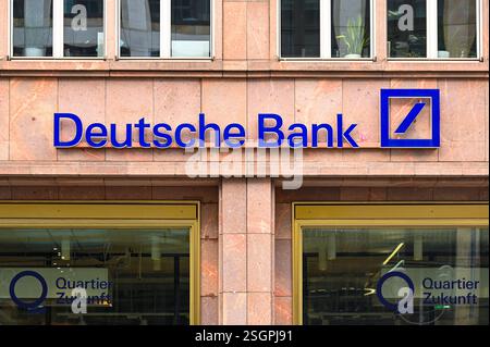 BERLINO - GENNAIO 07: Logotipo della Deutsche Bank sulla facciata a Berlino il 07,2025 gennaio in Germania Foto Stock