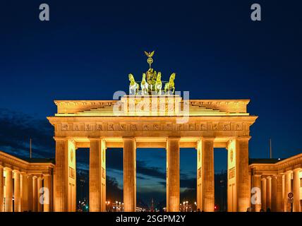 Brandenburger tor di notte, Germania Foto Stock