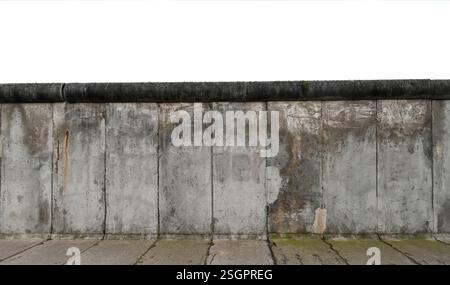 Parte del muro di Berlino o Berliner Mauer isolata sul bianco Foto Stock