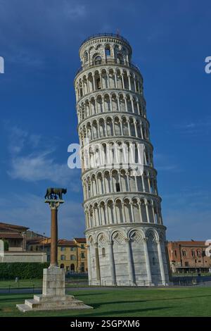 Foto della Torre Pendente romanica medievale di Pisa (campanile del Duomo, torre pendente di Pisa) Pisa, Italia. L'altezza della torre è di 55,86 m. Foto Stock