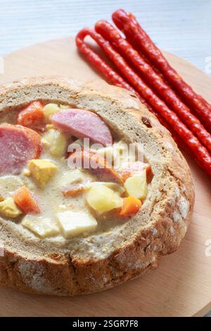 La zuppa di segale acida all'interno della pagnotta di pane. Tavolo per la colazione di Pasqua. Foto Stock