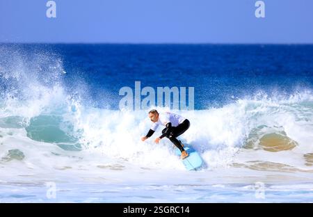Surfista, Playa Piedra surf Beach, El Cotillo, Fuerteventura, Isole Canarie, Spagna. Foto Stock