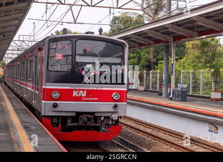 Giacarta, Indonesia - 10 agosto 2024: Il treno della linea pendolare ferma alla stazione. Trasporto pubblico di massa a Giacarta. Foto Stock