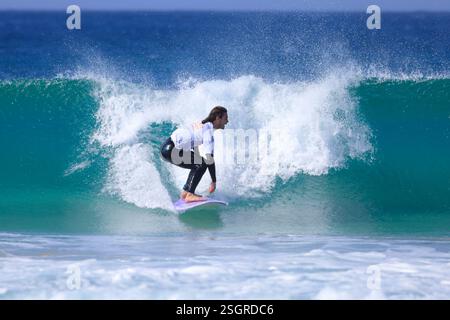 Surfista, Playa Piedra surf Beach, El Cotillo, Fuerteventura, Isole Canarie, Spagna. Foto Stock