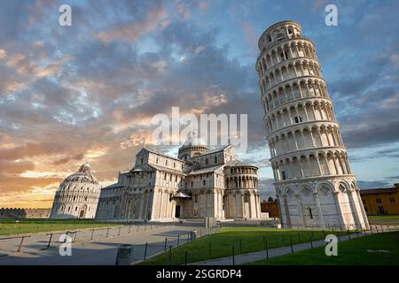 Vista della Torre Pendente romanica di Pisa, il tramonto del Campanile, Piazza del Miracoli, Pisa, Italia Foto Stock