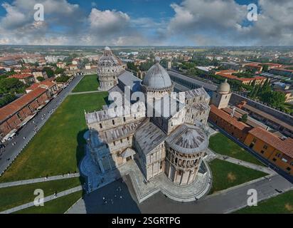 Foto dall'alto della cattedrale romanica medievale di Pisa (Duomo di Pisa) dedicata a Santa Maria Assunta, Pisa Italia. Piazza del Duomo i. Foto Stock