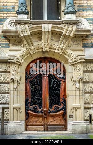Porta a Parigi, porta dell'edificio, architettura Art Nouveau a Parigi, Francia Foto Stock
