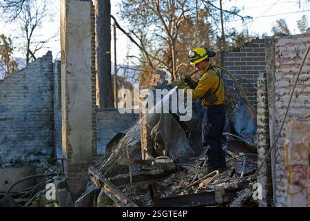 EATON, LOS ANGELES COUNTY, CALIFORNIA, Stati Uniti - 14 gennaio 2025 - i vigili del fuoco affrontano le conseguenze dei bagliori nell'area di Eaton della contea di Los Angeles, California Foto Stock