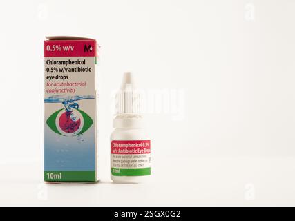Cardiff Mid Glamorgan Galles Regno Unito 10 febbraio 2025 Maxidex Chloramphenicol antibiotic Eye Drops Treament dopo l'intervento chirurgico Foto Stock