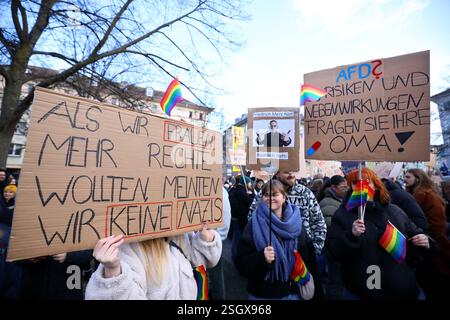 Unter dem Titel Nie wieder ist jetzt - Großdemonstration gegen den Rechtsruck in der Gesellschaft - Demoschild: ALS WIR FRAUEN MEHR RECHTE WOLLTEN, MEINTEN WIR KEINE NAZIS angestecktes Regenbogenfähnchen - Demoschild: Friedrich Merz hört heimlich Hafti - Demoschild: AFD ZU RISIKEN IND NEBENWIRE, Deutschild, DERE Regenbogenfähnchen, Germania Gießen 08.02.2025 - Protestaktion gegen rechte Tendenzen und den gesellschaftlichen Rechtsruck in weiten Teilen der Deutschen Bevölkerung. Ein weiteres aktuelles Thema War Die Abstimmung von Union, FDP und AfD im Foto Stock