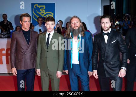 Chris Pine (l-r), Billy Howle, David Mackenzie e Aaron Taylor - partecipa alla prima di "The Predator" durante il 43° Toronto International Film Festival, tiff, al Ryerson Theatre di Toronto, Canada, il 6 settembre 2018 Foto Stock