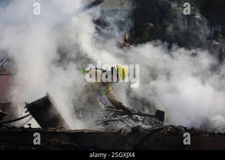 EATON, LOS ANGELES COUNTY, CALIFORNIA, Stati Uniti - 10 gennaio 2025 - i vigili del fuoco affrontano le conseguenze dei bagliori nell'area di Eaton della contea di Los Angeles, California Foto Stock