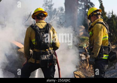 EATON, LOS ANGELES COUNTY, CALIFORNIA, Stati Uniti - 10 gennaio 2025 - i vigili del fuoco affrontano le conseguenze dei bagliori nell'area di Eaton della contea di Los Angeles, California Foto Stock