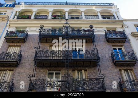 Bella facciata di un condominio nel 5° arrondissement di Parigi. Edificio dell'architetto Jean Boussard, costruito nel 1890 Foto Stock