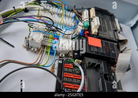 Vista ravvicinata del sistema di cablaggio e del circuito stampato all'interno del quadro di comando elettrico. Componenti elettrici utilizzati per l'automazione e la regolazione di vari componenti Foto Stock