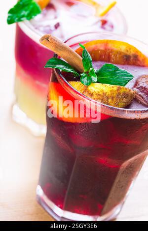 Bevande rinfrescanti dai colori vivaci e decorazioni servite in bicchieri chiari durante un raduno estivo Foto Stock