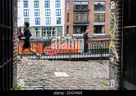 Londra, Regno Unito. Chiatta che passa attraverso il canale vicino a Camden Lock Foto Stock