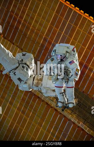 ISS - 30 gennaio 2025 - l'astronauta della NASA e il comandante della spedizione 72 Suni Williams è attaccato al braccio robotico Canadarm2 che si aggancia all'effettore finale del braccio robotico Foto Stock