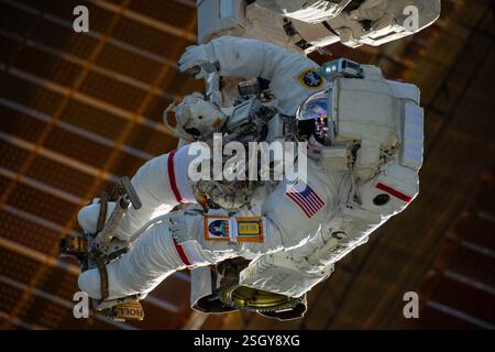 ISS - 30 gennaio 2025 - l'astronauta della NASA e il comandante della spedizione 72 Suni Williams è attaccato al braccio robotico Canadarm2 che si aggancia all'effettore finale del braccio robotico Foto Stock